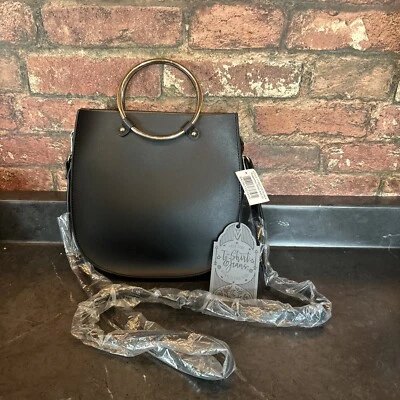 Camiseta e jeans preta, alças redondas de metal removíveis, bolsa tote com alça transversal - Imagem 1 de 4