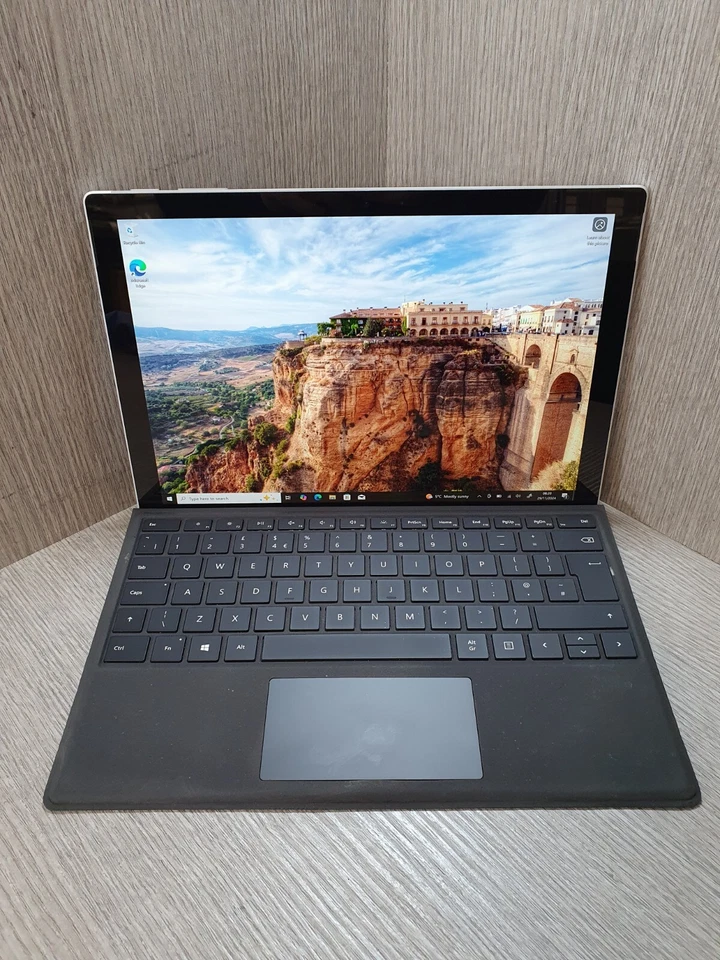 Microsoft Surface Pro (5th Gen) 12.3" M3-7Y30 4GB RAM 128GB NVMe Grade B EB2911 - Image 1 of 4