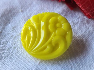 Gros bouton vintage en verre jaune doré motif 2,2 cm D17D - Foto 1 di 3