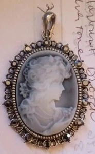 Colgante estilo cameo victoriano para mujer gris tono plateado y cristales - Imagen 1 de 6