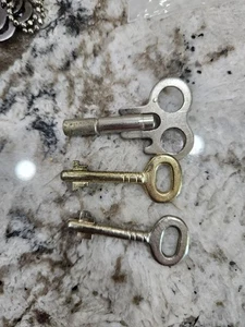 3 Vintage Old Keys Short Lot 1 - Picture 1 of 3