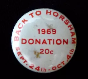 VICTORIAN 'BACK TO' BADGE: BACK TO HORSHAM 1969 DONATION 20c SEPT. 24th -OCT 4th - Imagen 1 de 3