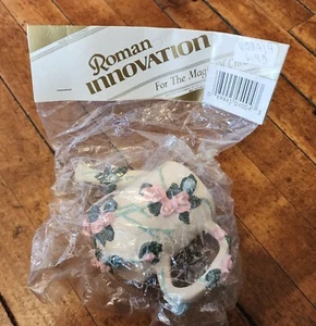 Adorno de Navidad de Colección Roman Innovation Floral Regadera 2.5" en Embalaje - Imagen 1 de 3