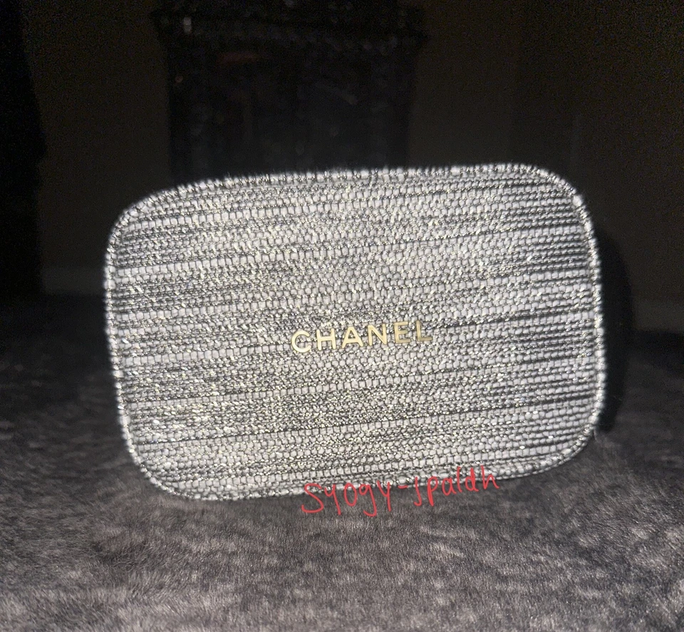 🎁 CHANEL 🎁 Bolsa de Maquillaje 2022 Bolsa de Regalo Gris Dorado Tweed SOLO Bolso sin asas Agotado Foto 1 de 4