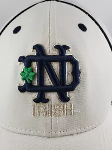 New Era Notre Dame "Irlandés" Blanco Con Leprachaun Verde MEDIANO GRANDE - Imagen 1 de 10