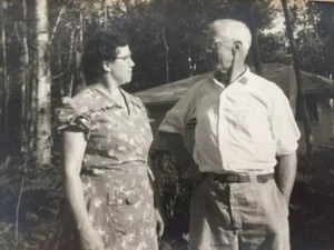 Strange Couple Pose in Photo outside their home Snapshot Picture Vintage 60´s - Picture 1 of 7