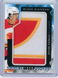 2025-26 Black Diamond Hockey ROOKIE TEAM LOGO JUMBOS CALGARY FLAMES Zayne Parekh - Imagen 1 de 2