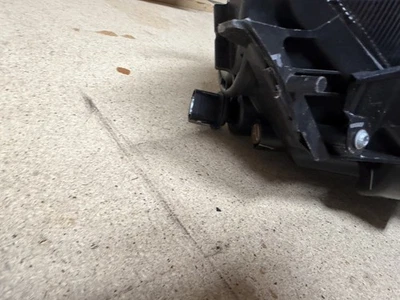 Faro halógeno lado del pasajero derecho OEM para Pacifica 2017-2019**soporte roto** Foto 1 de 3