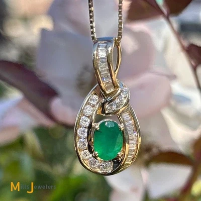 Colgante de oro amarillo de 14 quilates con esmeralda ovalada de 0,72 quilates y diamantes de 0,55 quilates Foto 1 de 4