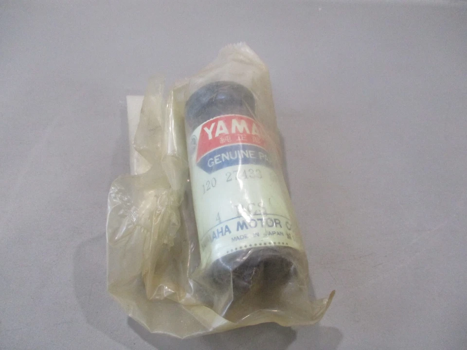 Cubierta de reposapiés trasero NOS Yamaha OEM 1976-1979 RD400 1978-1979 DT250 120-27433-00 Foto 1 de 1