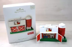 2008 Hallmark Keepsake Fisher-Price Play Family Farm Magic Sound Ornamento - Foto 1 di 10