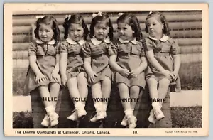 Postal de colección ~ The Dionne Quintillets en Callander, Ontario, Canadá - Imagen 1 de 2