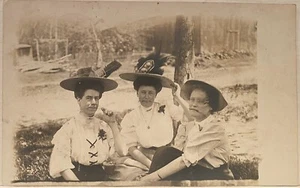 Foto Real RPPC 3 Mujeres Usando Sombreros Divertidos Masticar Hojas de Hierba~Unionville MO - Imagen 1 de 3