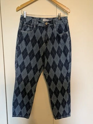 Jean para mujer Rue 21 patrón triángulo talla 8 usado Foto 1 de 4