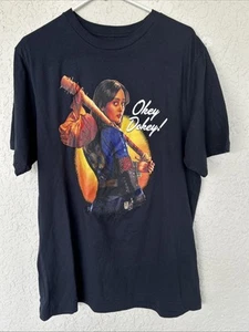 Nuovo senza etichette FALLOUT Lucy MacLean OKEY DOKEY! Amazon Prime Show T-Shirt Nera Grande - Foto 1 di 3