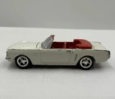 Винтажный белый литой кабриолет Ford Mustang 1965 Johnny Lightning Goldfinger - Изображение 1 из 4