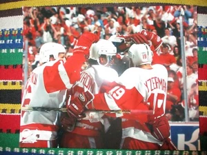 Older DETROIT RED WINGS Yzerman Larionov Lidstrom Goal Celebration 8 x10 Photo - Picture 1 of 1