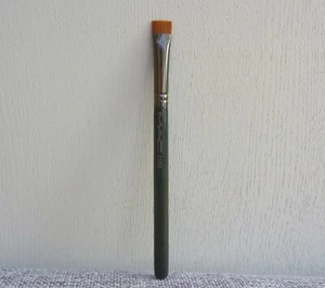 MAC Flat Definer Brush, #212 SE, Travel size, Brand New! - Picture 1 of 6
