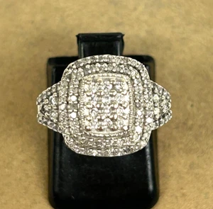 HERMOSO ANILLO DE VÁSTAGO DIVIDIDO HALO CON RACIMO DE DIAMANTES DE 5/8 QUILATES DE ORO BLANCO DE 10K TALLA 4 - Imagen 1 de 12