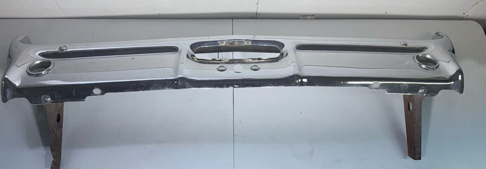 Pontiac Catalina Grand Prix Parisienne 1962 núcleo de parachoques trasero OEM usado Foto 1 de 4