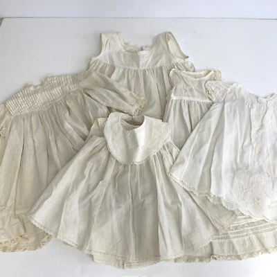 LOTE de 5 vestidos y bragas vintage de bebé bordados de encaje de algodón marfil/hge Foto 1 de 4