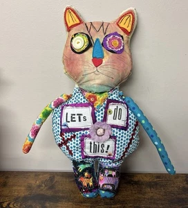 Muñeca gato hecha a mano motivacional adornada tela artista Kecia Deveney - Imagen 1 de 4