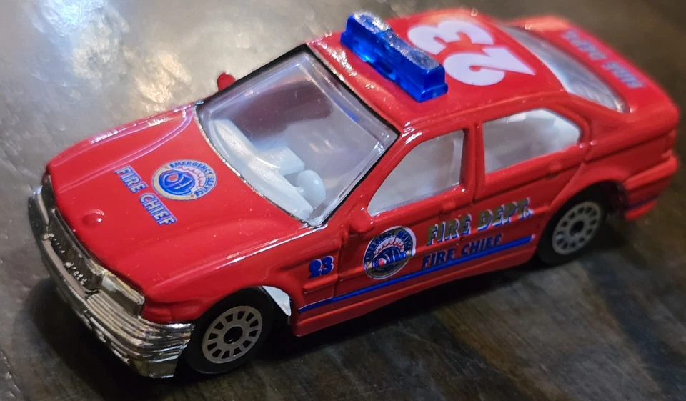 3 дюйма Realtoy 1:64 аварийная служба пожарная служба Красный автомобиль BMW Fire Chief Car No23 - Изображение 1 из 4