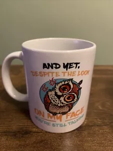 Lustige Eulenbecher ""Und doch, trotz des Looks auf meinem Gesicht redest du immer noch"" Tasse - Bild 1 von 6