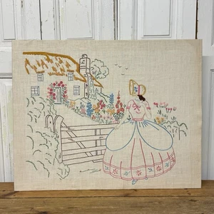 Obra de arte textil vintage punta de aguja crinolina dama por una puerta - Imagen 1 de 7