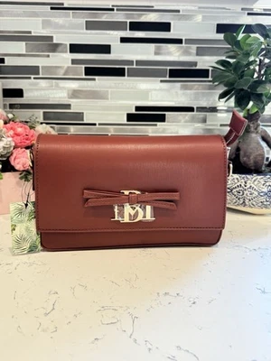 Bandolera de cuero Badgley Mischka con detalle de lazo y logotipo Foto 1 de 4