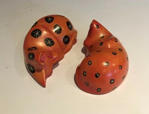 Paired of Hand Carved and Painted Soapstone Lying Cats (4 inch) (1) - Picture 1 of 5