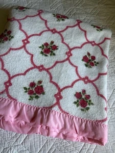 Vintage 60er Neu aus altem Lagerbestand Decke weiß rosa Rosen Gitter Baumwollmischung 82 x 90 F/Q Bett - Bild 1 von 7