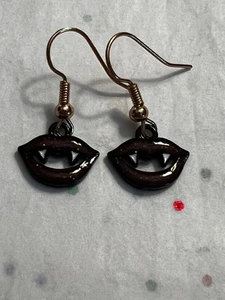 Emaille Gothic Vampir Reißzähne Lippen Halloween Ohrringe - Bild 1 von 8
