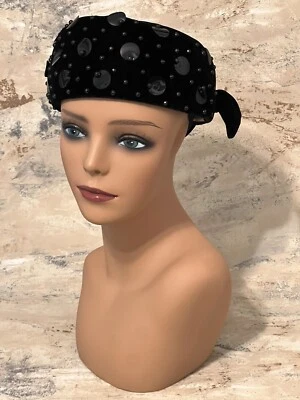 Черный бархат блестки и бисер 1950-х годов Pillbox шляпа с бантом. Шляпы от Dorothy PGH PA - Изображение 1 из 4