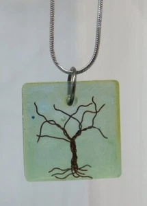 E072 Baum des Lebens in 1"" quadratischem Harz Anhänger mit 9"" Kette - Bild 1 von 3