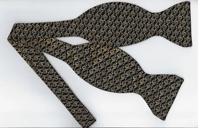 Pajarita negra y dorada, claves agudas musicales doradas metálicas, bonita pajarita autoatada Foto 1 de 4