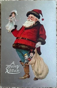 Santa Claus con bolsa de juguetes sostiene hermosa muñeca en vestido blanco ~ postal de Navidad - Imagen 1 de 3