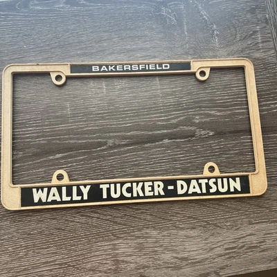Marco de matrícula de concesionario Wally Tucker Datsun de colección Bakersfield CA decoración Foto 1 de 4