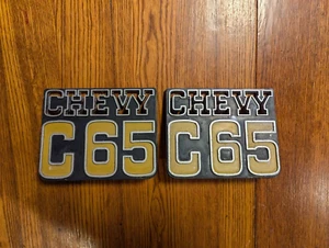 VTG Chevy C65 Dump Truck Big Flat Bed Metal Emblem Ornament - P/N 692916 - Bild 1 von 4