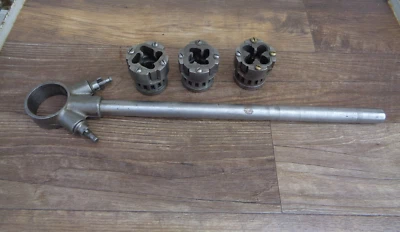 REED No. 71 Manual Ratchet Pipe Threader w/ Handle & 3 Dies - Image 1 of 4