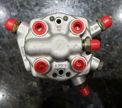 OEM GENUINE MBENZ A0000742013 190E 2.3 FUEL DISTRIBUTOR BOSCH 0438101026 - Image 1 of 4