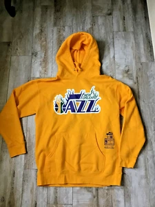 Felpa con cappuccio Mitchell Ness YOUNG MONEY X NEW ORLEANS JAZZ REMIX TAGLIA L - Foto 1 di 5
