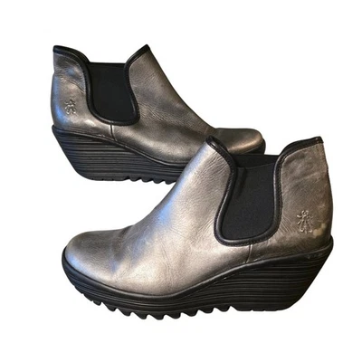 Botas Chelsea FLY LONDON Metálicas Plateadas Cuero Cuña Mujer Talla 9.5 Foto 1 de 4