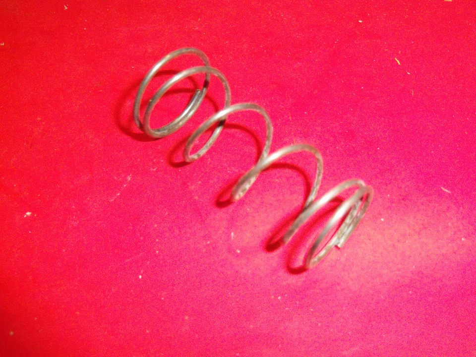 NEW MCCULLOCH AUTO FEED HEAD SPRING 217622  MH4 - Image 1 of 1