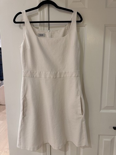 Abito smanicato bianco Moschino economico e chic con dettaglio a costine taglia 12