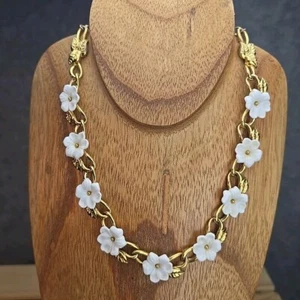 Vintage Trifari ТМ White Lucite Daisy Flowers Gold tone Collar Necklace  - Picture 1 of 14