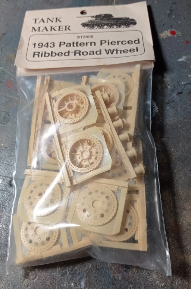 TANK MAKER STZ005 1943 PATTERN PIERCED RIBBED ROAD WHEEL  SCALA 1/35 - Immagine 1 di 1