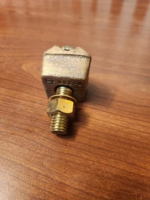 Conector mecánico cuadrado D bronce con perno roscado y tuerca hexagonal Foto 1 de 3