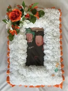 Cornice portafoto omaggio fiori funebri seta artificiale corona commemorativa bara topper - Foto 1 di 11