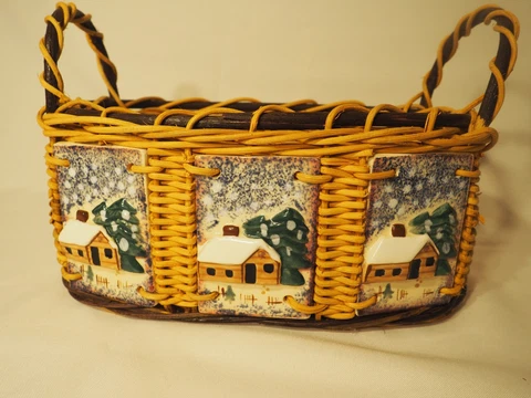 Wicker Basket with Ceramic inlaid Cabin in Winter Oval 2 Handles Cover